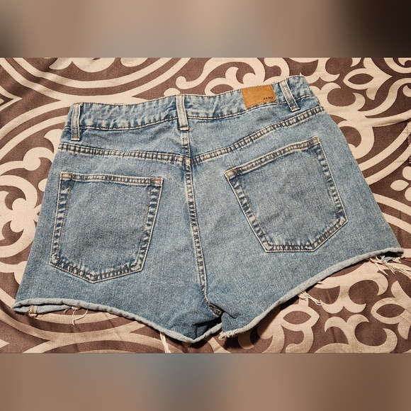 Women's shorts - Picture 2 of 2